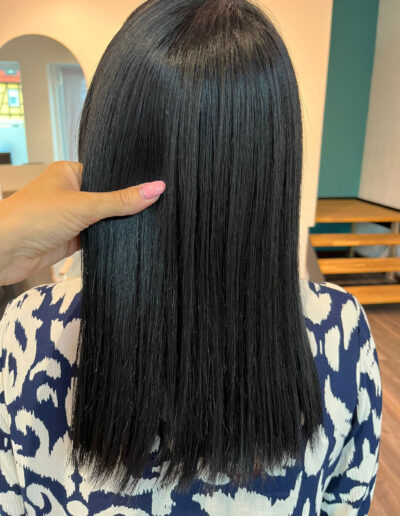 Schwarze, glatte Haare nach der Haarbotoxbehandlung bei Julia Postika Friseure