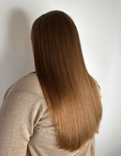 Lange, braune Haare nach der Haarbotoxbehandlung bei Julia Postika Friseure