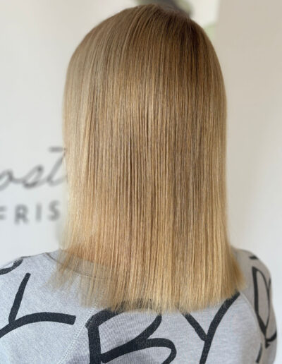 Blonde, glatte Haare nach der Haarbotoxbehandlung bei Julia Postika Friseure