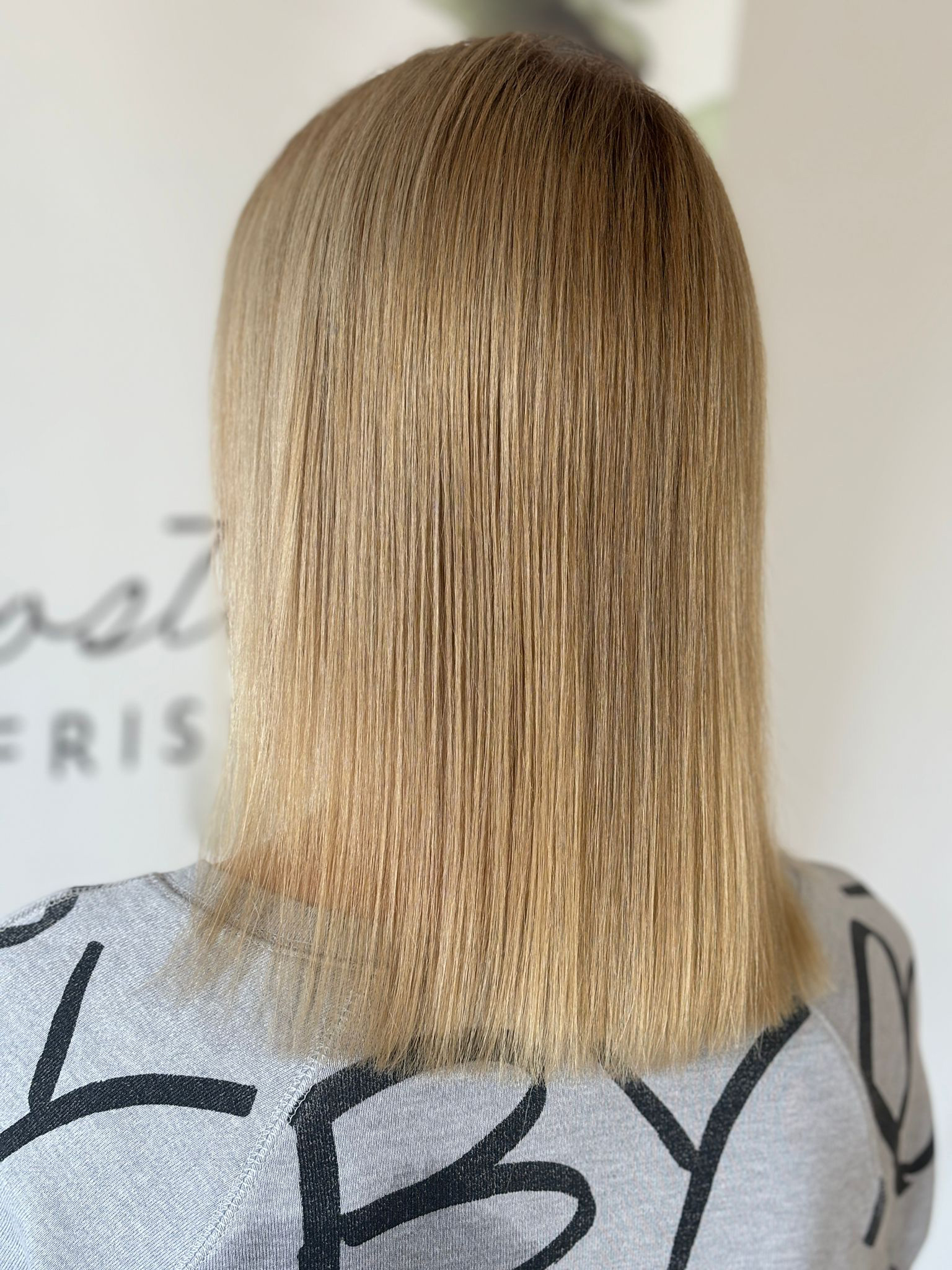Blonde, glatte Haare nach der Haarbotoxbehandlung bei Julia Postika Friseure