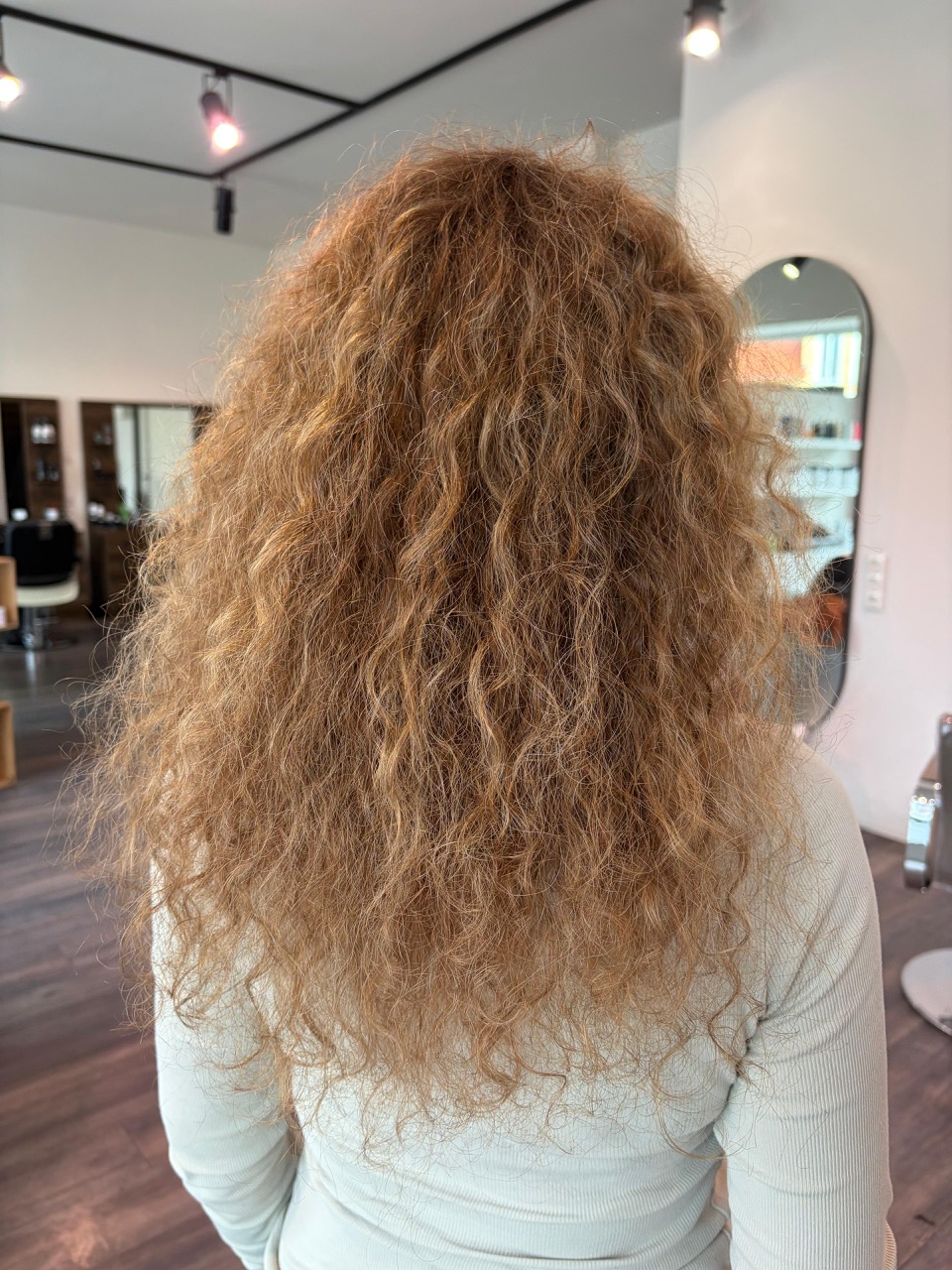 Nach der Milbon Treatment bei Julia Postika Friseure.